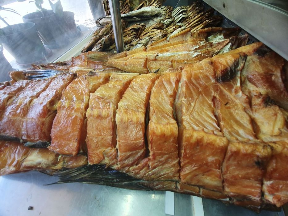 Рыба холодного копчёная, вяленая, закуски, на стол - в ассортименте