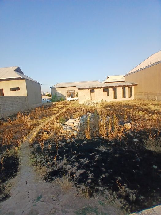 uchastka yer sotiladi XAMMA HUJJATLARI 100 %samo toyxana yonidan 6 ch