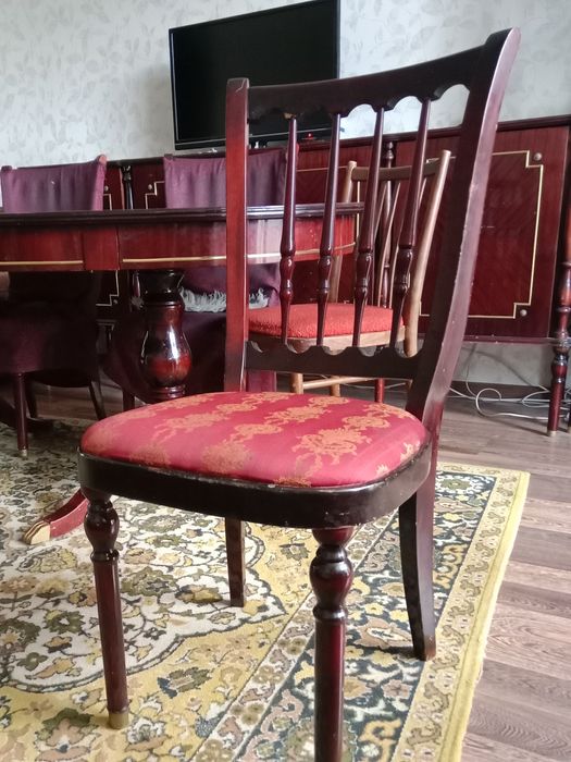 Стул из красного дерева