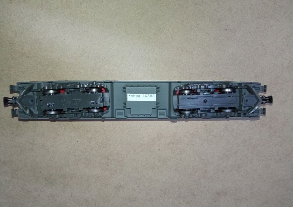 Locomotiva electrică piko Taurus 

Lumini frontale 
Tracțiune integral