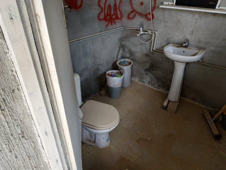 Дворно място с фургон