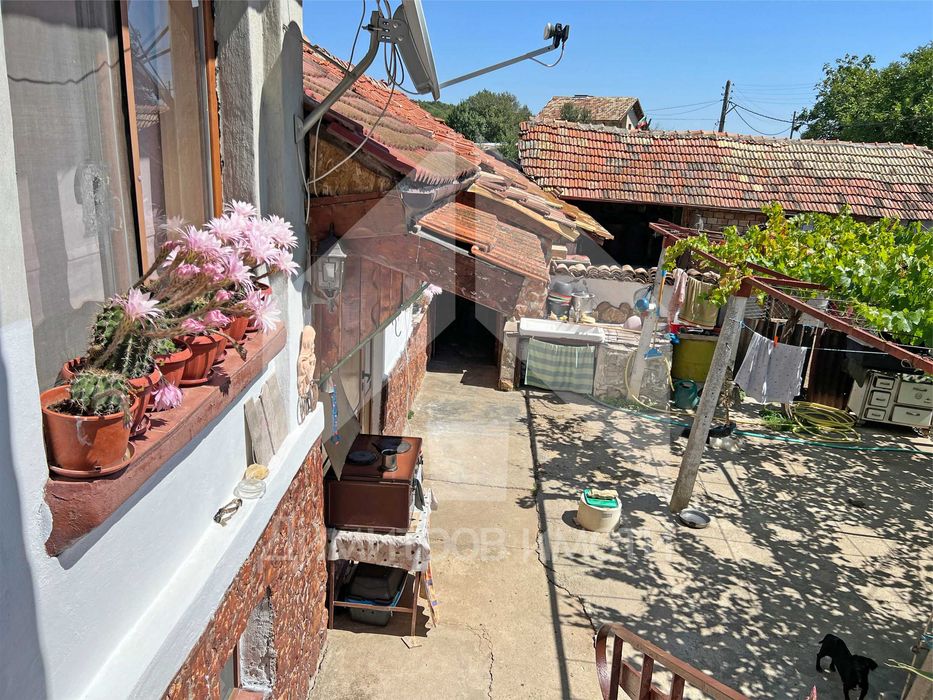 Продава еднофамилна, тухлена къща с 2 ДКА двор на 70 км от Варна.