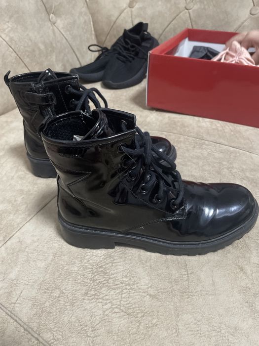 Продам детскую обувь