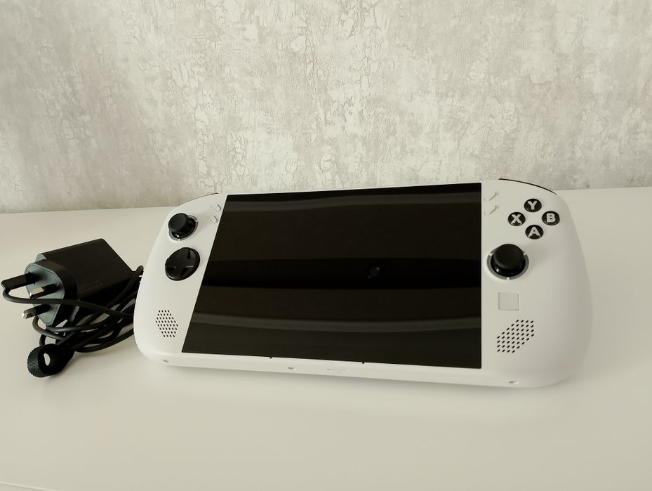 Kuchli portable gaming konsol / mini PC