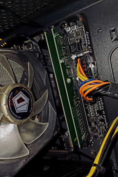 Vând 2 memorii RAM DDR 4 16GB (2×8GB) Dual Channel A Data, 2666 MHz