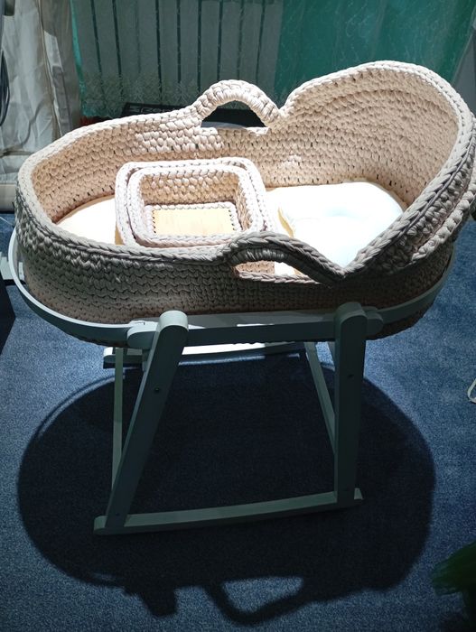 Вязаная люлька с подставкой из дерева