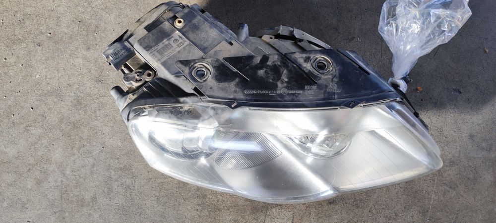 Far dreapta xenon volkswagen vw passat b6 sedan 4x4 BMP 2.0 TDI