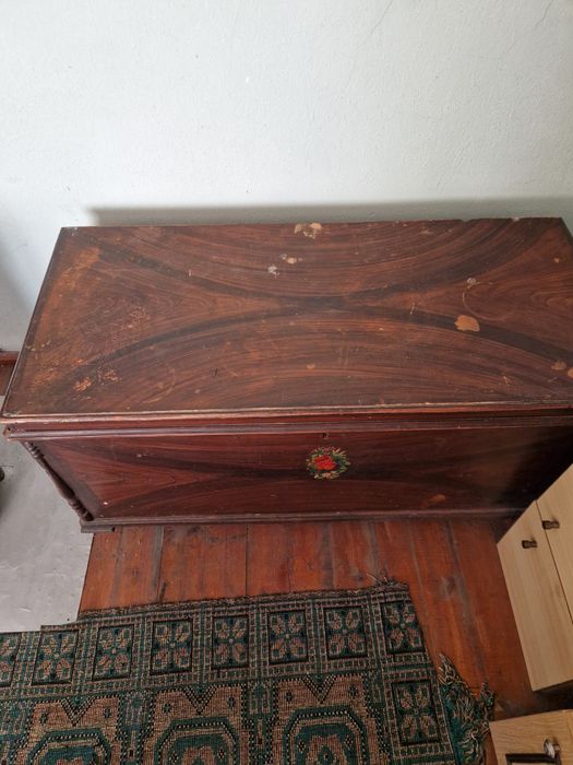 Старинен дървен скрин  и черги