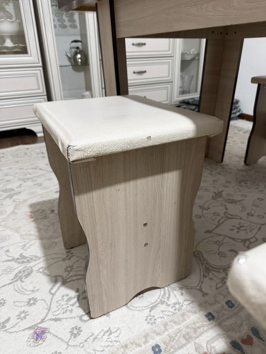 Кух стол и стулья