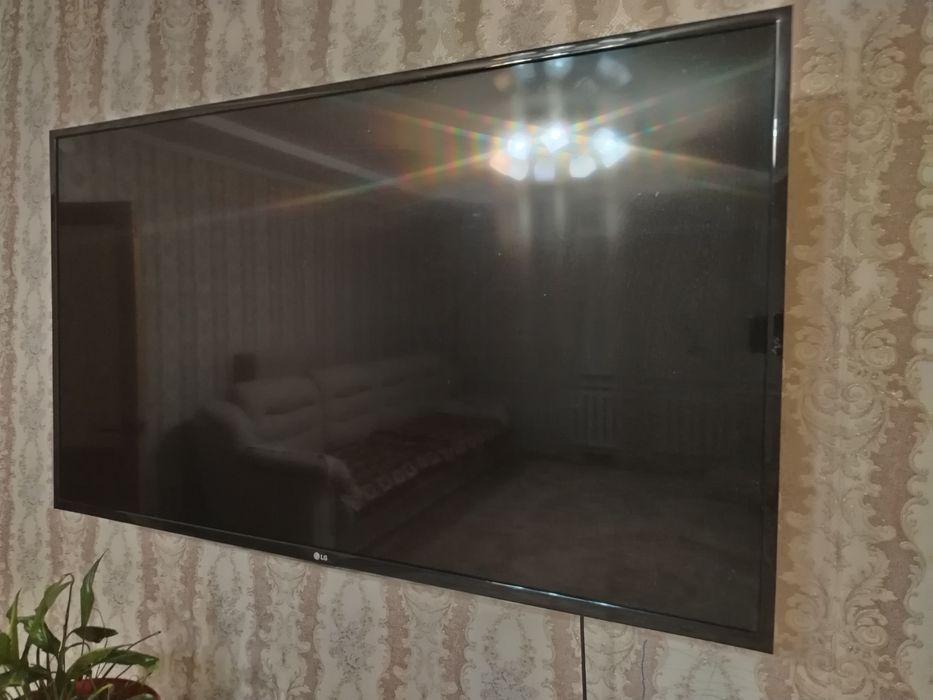 LG телевизор в хорошем состоянии