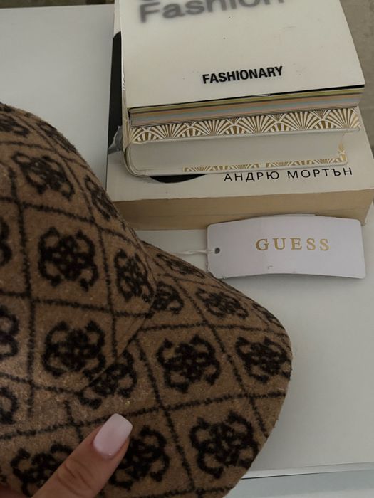 Зимна шапка с козирка GUESS