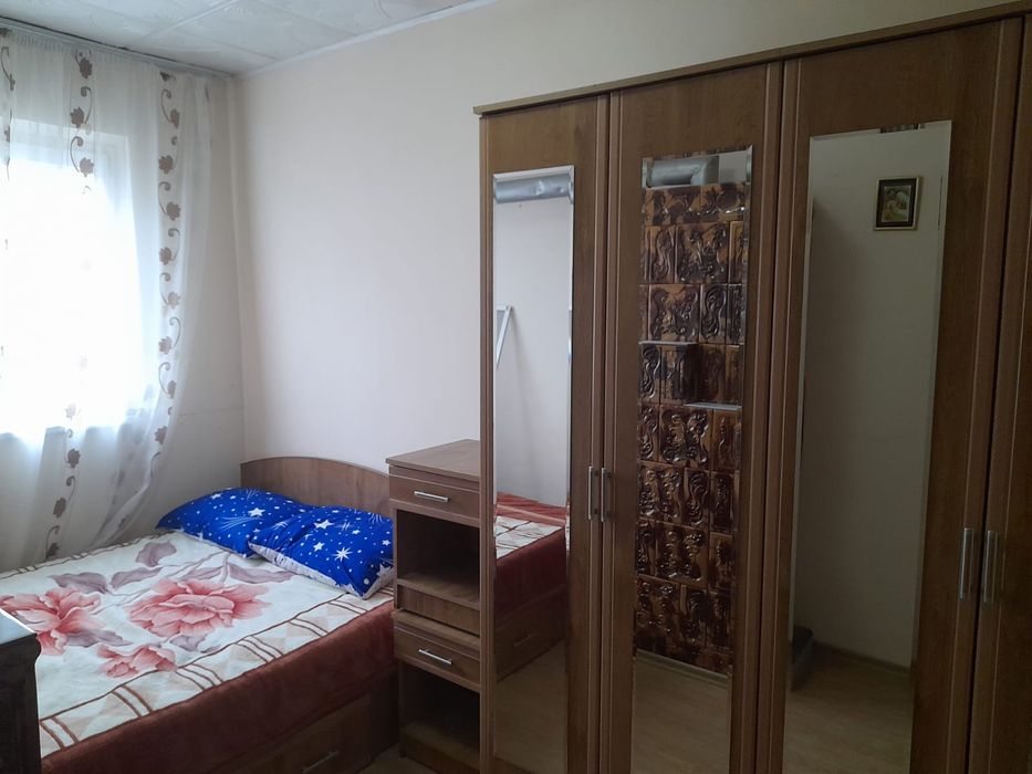 Vând apartament 3 camere mobilate cu sobe etajul 1 Băilești