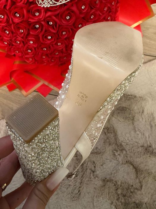 Vand Rochie de mireasa si pantofi marima 38 Arianna Karen