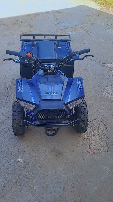 ATV pe benzina pentru copii, maxim 65 kg, motor 49cc, 35 km/h suspensii 2 frane  scaun piele  albastru