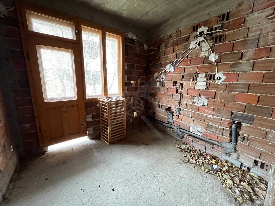 Четириетажна къща с гледка в Забърдо