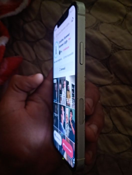 Vând iPhone 12 alb