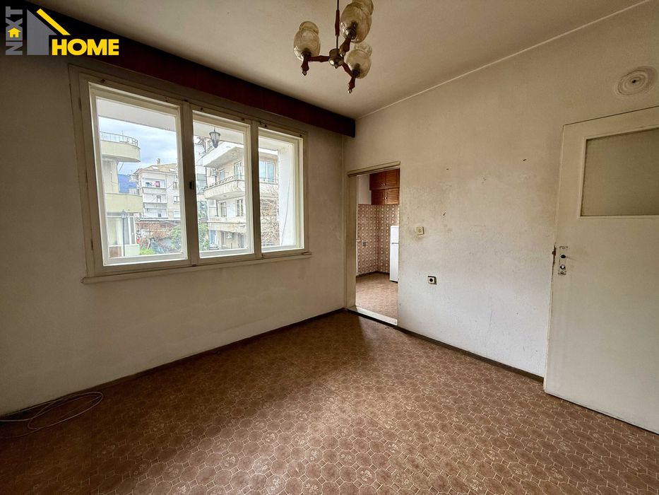 Просторен тристаен апартамент (етаж от къща) до стадиона