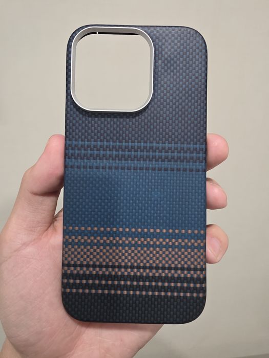 Оригинальный чехол MOFT и чехол типо Pitaka на iPhone 16 Pro