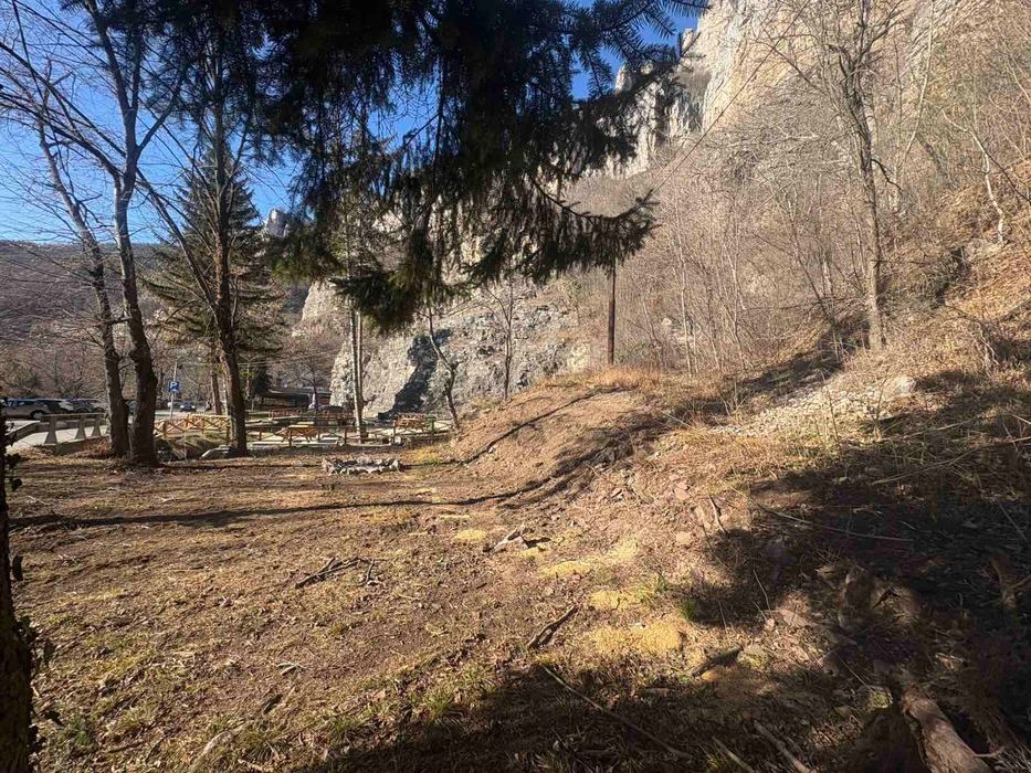 Атрактивен парцел на главен път в гара Лакатник