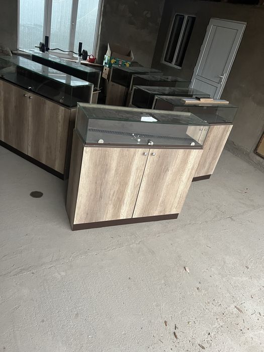 Витрина -шкаф состояние отличное много не пользовались