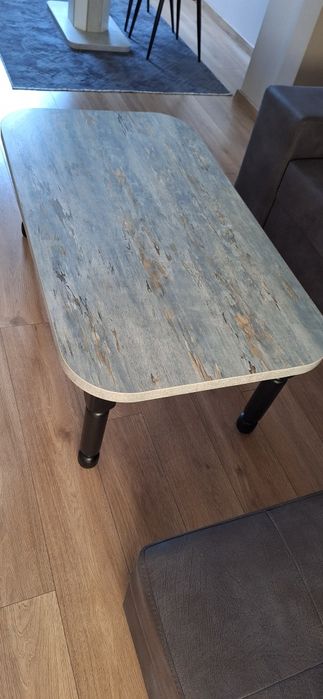 холна маса с дървени крачета и профил около нея