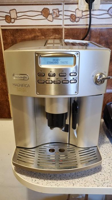 Vând espressor DeLonghi Magnifica ESAM 3500 - necesită reparație