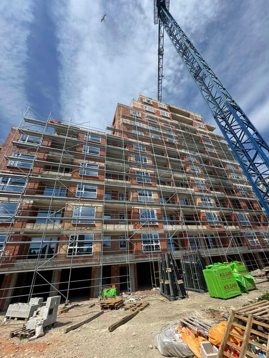 Продавам тристаен с подзмено парковомясто