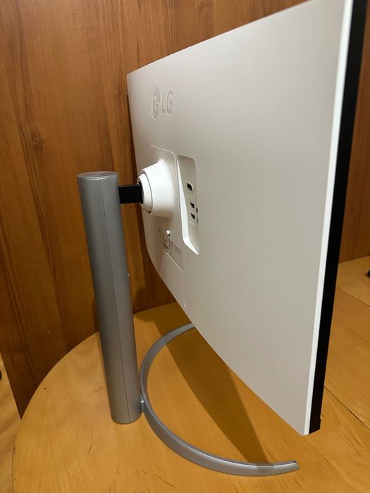 27'' UHD 4K IPS монитор с VESA DisplayHDR™ 400