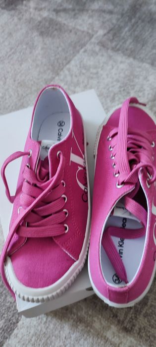 Se vând tenesi Calvin Klein