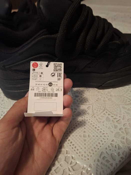 Adidași Bershka negri – NOI, NEPURTAȚI