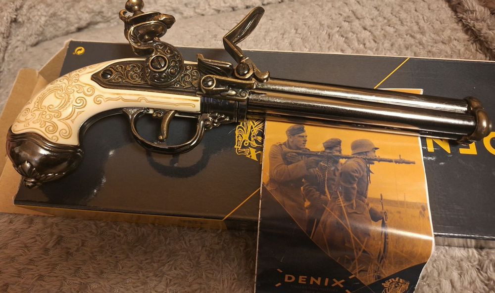 Декоративен ретро пистолет с три цеви. Чисто нов.