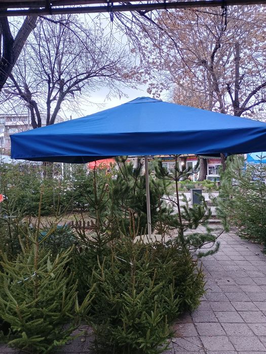 Градински чадър със здрава конструкция