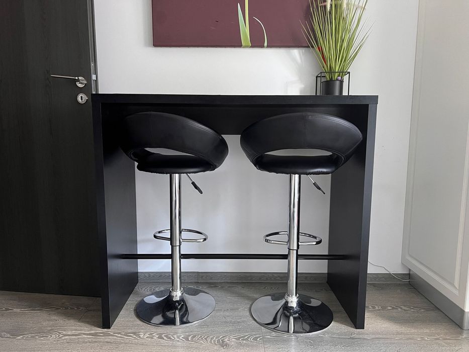 Se vinde masa si doua  scaune impecabile.