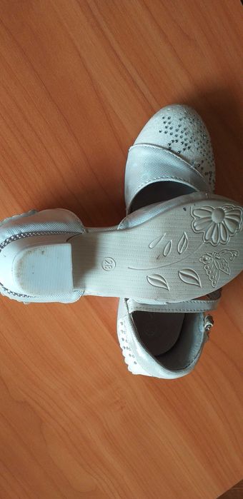 Продам туфли для девочки,размер 28(маломерят),цена 2000тенге