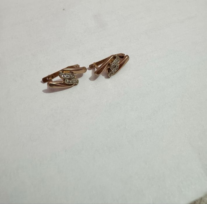 Продаю золотые серьги и кольцо