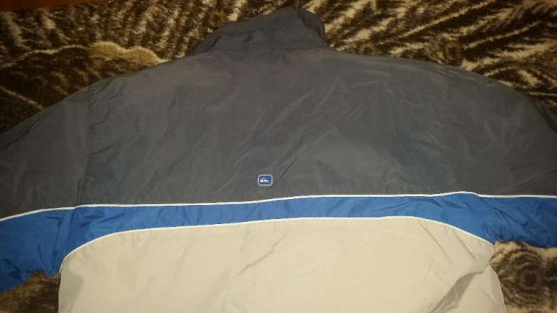 Продавам оригинално яке "Quiksilver"