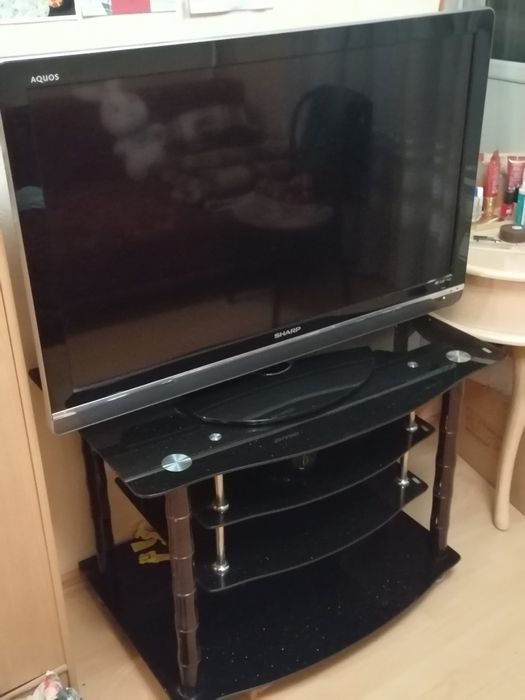 Телевизор Sharp с подставкой