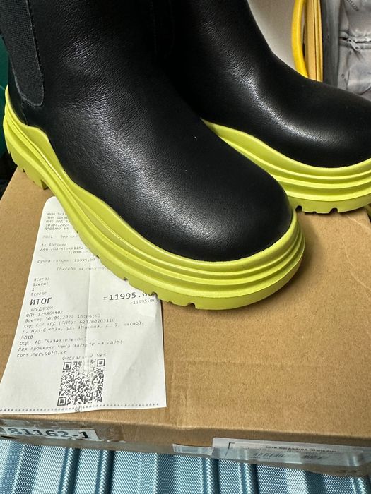 Продам пару ботинок для девочки