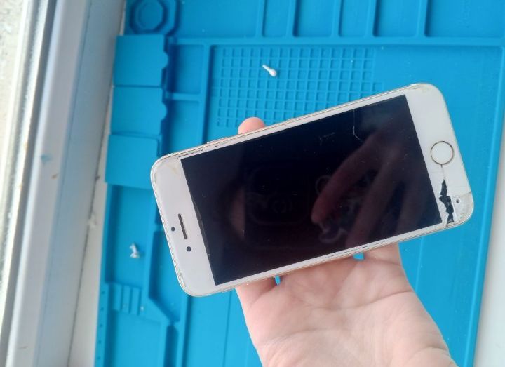 Продаю айфон 7 немного разбитый