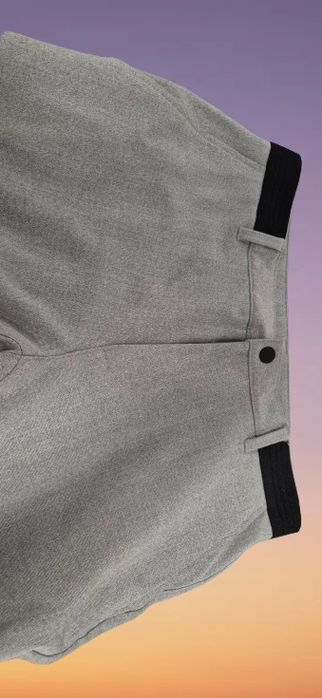 Pantaloni ZARA gri slim-fit, mărimea M – eleganți și versatili