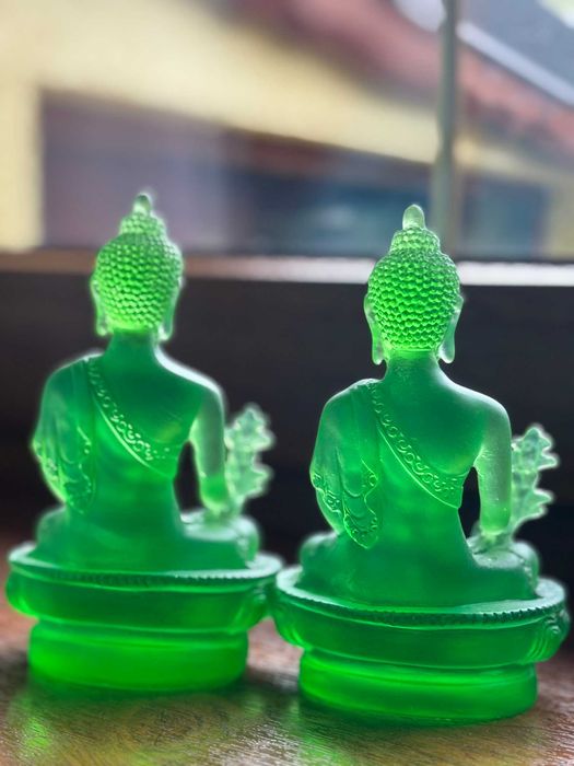 Două statuete cu Buddha al Medicinei/acrilic semitransparent/12,5cm×7,5cm/300g.