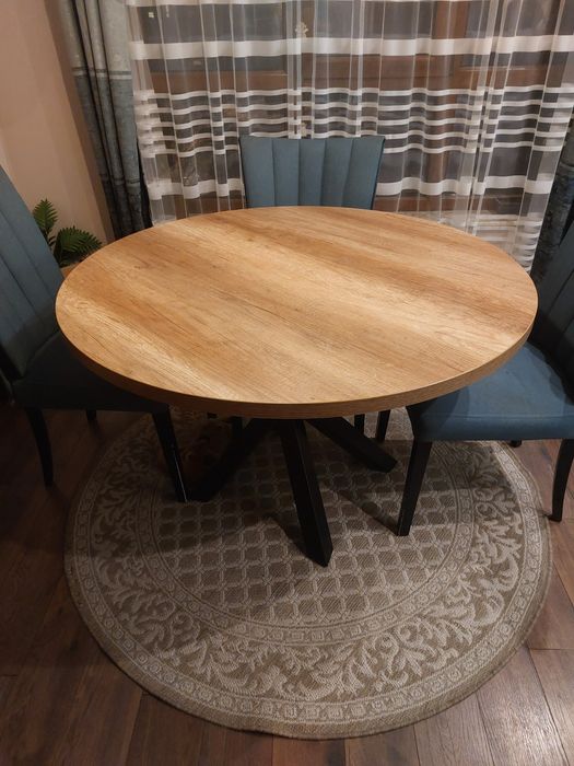 Продавам трапезна маса