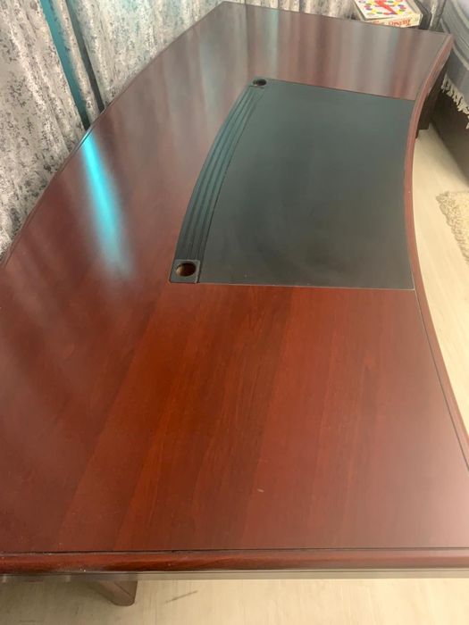 Большой стол для руководителя.