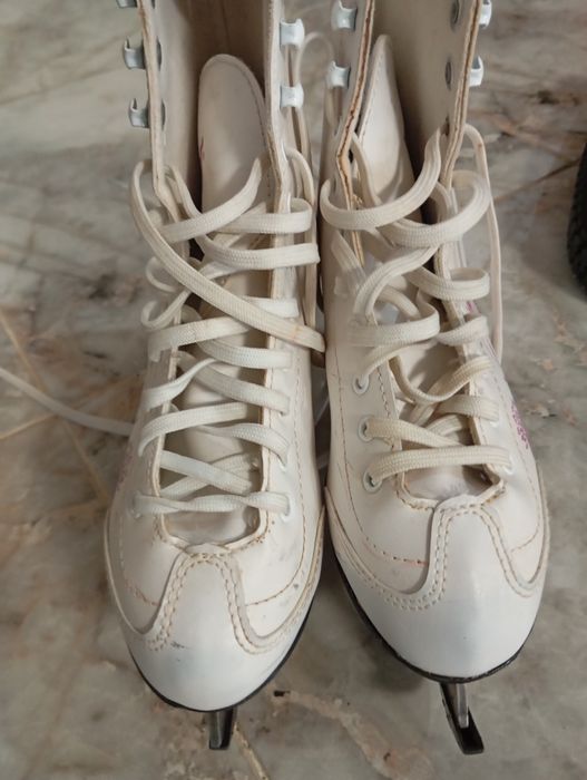 Коньки фигурные.