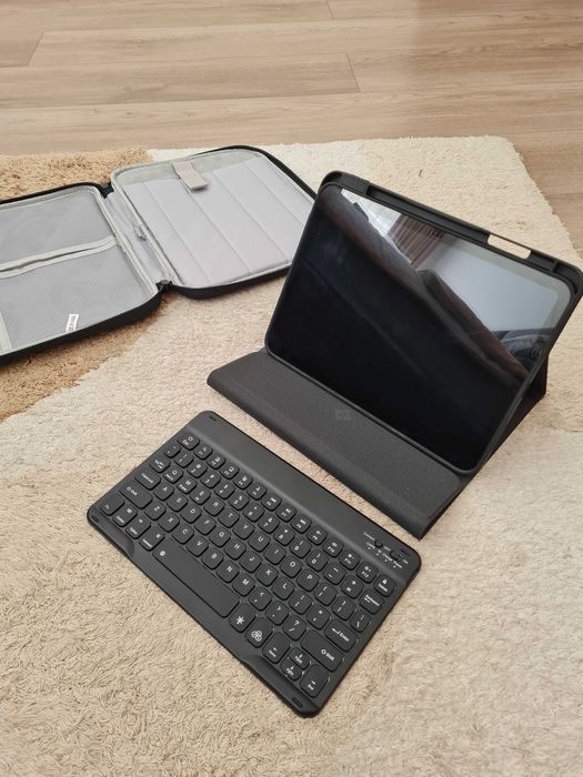 Set Accesorii iPad 10.9" (2022) – Geantă Transport + Husă Tip Carte + Tastatură Wireless Bluetooth