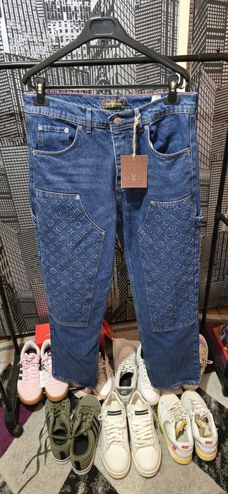 Vând blugi louis vuitton