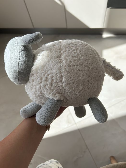 Овцата Ewan, презареждаща играчка за спокоен сън със сензор за плач