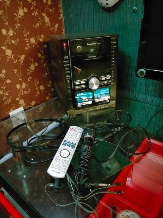 Музыкальный центр и телевизор