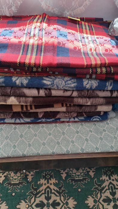 Одеяла чисто нови и столовки за стол