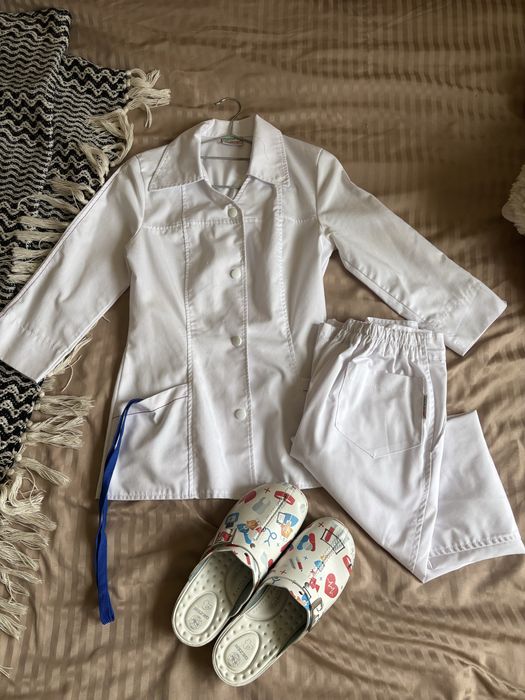 costum medical alb , marime XS nou , foarte comod